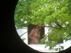 Чувак подсматривает за своей красивой соседкой через окно пока та не видит