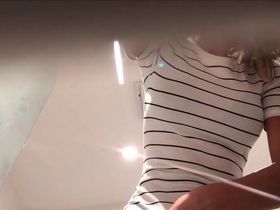 Очень скрытая камера в унитазе засняла подругу сестры с классной жопой