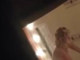 Мужик вышел на балкон и увидел как его соседка переодевается у себя в комнате