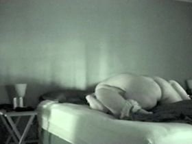 Полная взрослая женщина трахается с другом на кровати во время записи скрытой камеры