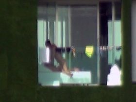 Девушка снимает на камеру как парочка трахается на кровати в номере отеля