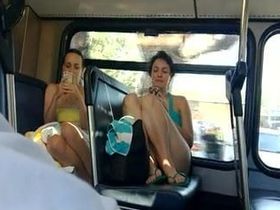 Парень на камеру телефона заснял двух красивых телок в автобусе