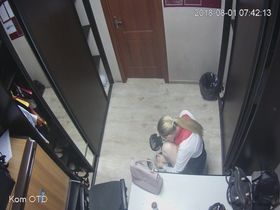 Скрытая камера в женской раздевалке засняла трех работниц отеля