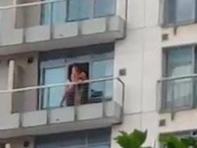 Мужик с машины снимает как парочка на трахается балконе