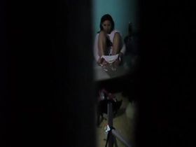 Чувак засел в женской комнате и заснял одну красотку на камеру