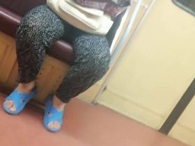 Чувак достал большой хер в метро, а бабка напротив смотрит на него