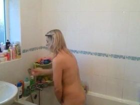 Женщина дрочит в ванной не подозревая о скрытой камере