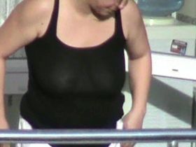 Мужик подглядывает в окно за соседкой с большими сиськами