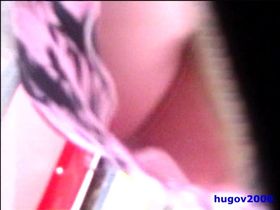 В метро одна красотка показала трусики под коротким платьем парню со спрятанной камерой в сумке