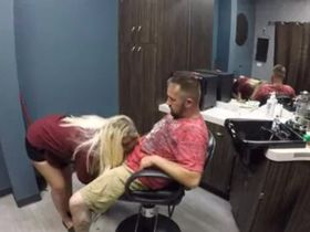 Скрытая камера работала в парикмахерской не спроста и засекла секс мастерицы и клиента