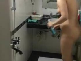 Полная женщина с волосатой пиздой стоит под душем не догадываясь о скрытой камере