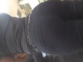 Парень зашел в магазин и никак не мог перестать снимать консультантку с классной жопой