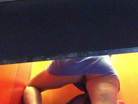 Парень на камеру заснял женщину которая зашла переодеться в кабинку