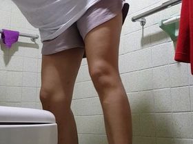 Голая женщина с волосатой пиздой зашла в душ помыться и не знала о камере которая ее снимает