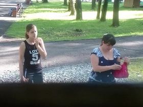 Полная телка с волосатой пиздой попалась на камеру в туалете парка