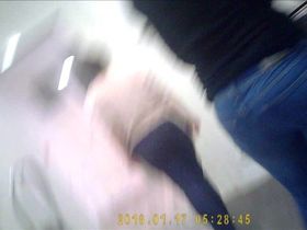 Девушка прицепила на себя мини камеру и засняла подруг в узких штанах в туалете