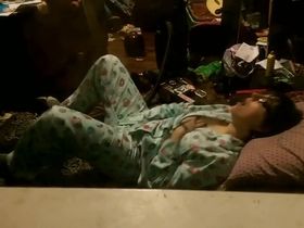 Мужик подглядывает за бабой которая дрочит пока мужа нет дома