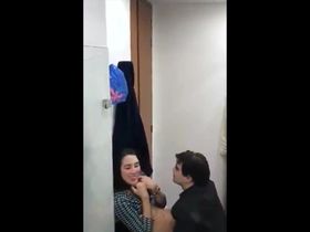 Чувак подсмотрел как парень трахает телку в туалетной кабинке