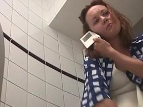 Одна маленькая скрытая камера смогла заснять видос где шикарная девушка ссыт пока говорит по телефону