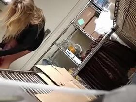 Одна женщина попалась голенькой на свою-же камеру на работе