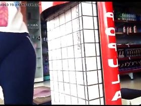 Прогуливаясь по городу парень занял несколько девушек в лосинах с классными попками