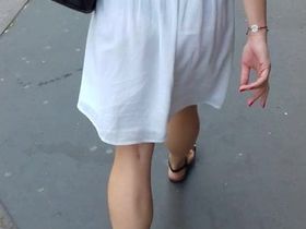 Парень идет по пятам за одной красоткой в платье и снимает ее попку на камеру