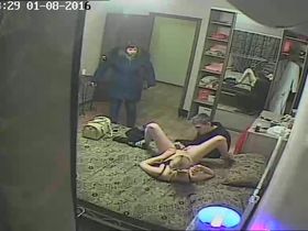 Скрытая камера в квартире засняла несколько шлюх одна из которой вначале ебалась с клиентом