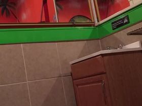 Мини камера в туалете кафешки засекла одну телку с классной жопой