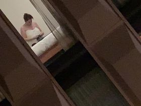 Девушка подсмотрела за одной телкой через окно и засняла ее голой