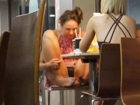 В кафешке чувак заснял одну молодую телку под юбкой