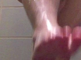 Студент смог заснять свою одногруппницу в душе пока та брила ноги