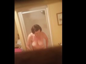 Сосед поставил камеру в душе и заснял женщину с большой грудью голой