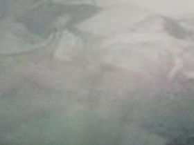 Женщина мастурбирует пизду лежа на кровати попавшись на камеру посреди ночи