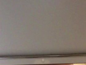 Чувак ебет жену в кабинке туалета, а кто-то смог это заснять на камеру