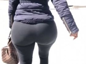 Очень большая жопа в центре города в узких штанцах попалась на камеру