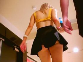 В торговом центре мужик смог заснять парочку отличных попок в коротких юбках