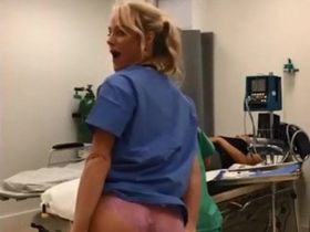 Медсестричка показала попку сняв с себя форму прямо на работе
