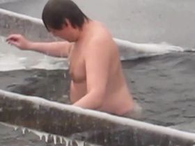 Русские женщины ныряют голенькими в прорубь