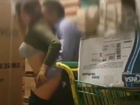 Мужик выебал свою подругу на работе прямо на складе не зная о камере у стеллажа