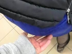 Парочка классных попок встретились на улице парню, который не стал просто так проходить мимо и заснял на камеру каждую