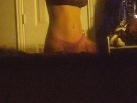 Парень подглядывая в окно заснял одну красотку голенькой