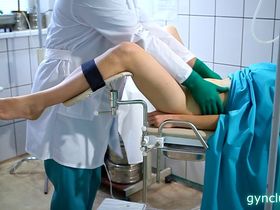 Скрытая камера у гинеколога засекла как врач мастурбирует пациенткам пизду небольшим дилдо