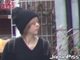 Чувак следит за несколькими телками, которые решили поссать прямо на улице