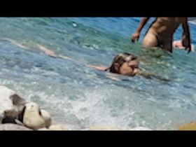 Чувак заснял несколько женщин в купальниках ан пляже