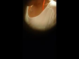 В кабинке для переодевания, одна красотка попалась на камеру в дырке в стене