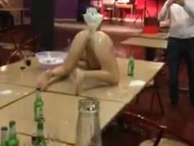 Телка залила в жопу много пива, а потом стала обливать всех кто рядом стоял