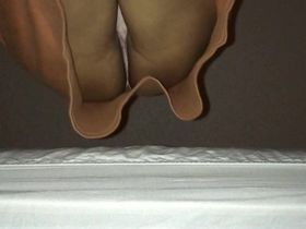 Под юбкой у этой женщины оказалась не плохая жопка в белых трусиках