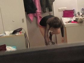 Один тип решил подсмотреть за красоткой в раздевалке через окно