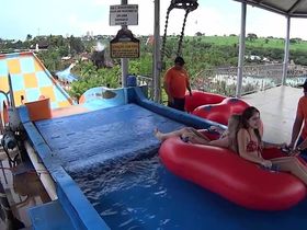 Парочка красивых девчонок в купальниках попались на горке в аквапарке