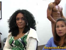 Негр с большим членом развлекает женщин на девичнике танцуя голым